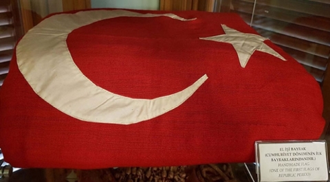 El işi Türk bayrağı Bursa Hünkar Köşkü Müzesi’nde sergileniyor